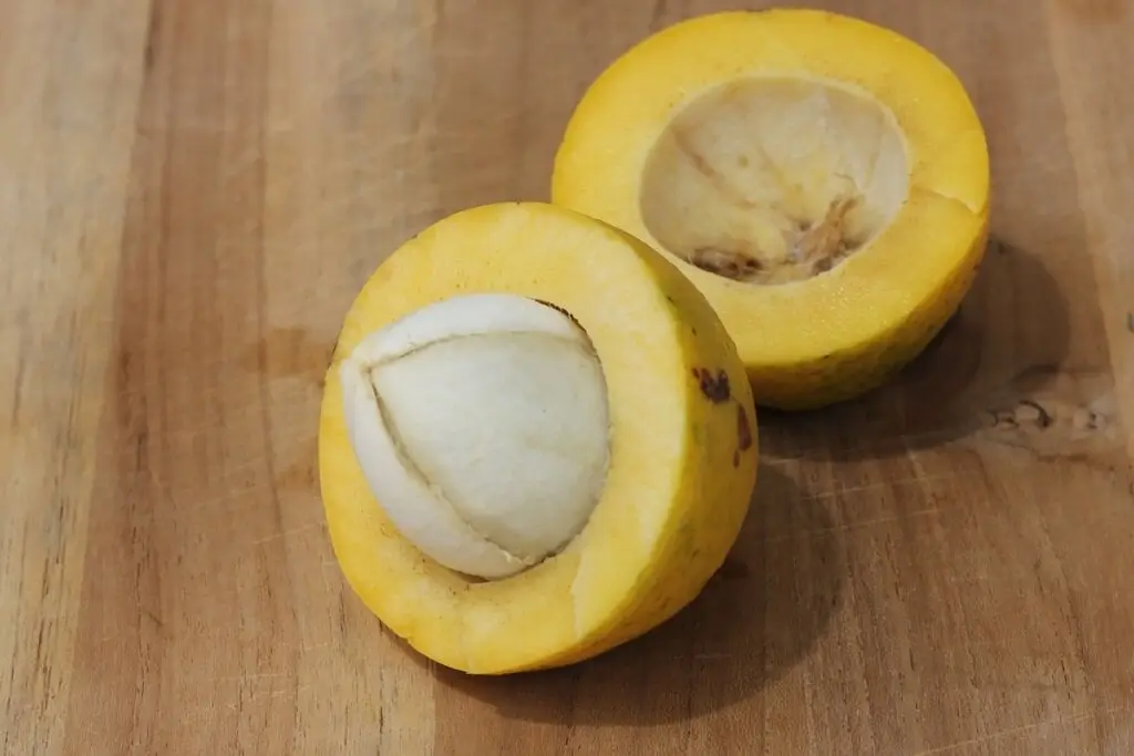 Bacuri cortado ao meio em cima de mesa de madeira 