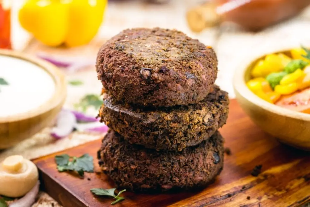 Hambúrguer de feijão-preto servido em tábua de madeira