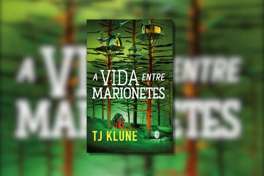 Capa de livro com título escrito em branco e nome do autor em amarelo, com ilustração de uma casa na parte de baixo de uma floresta e acima nas árvores outras casas