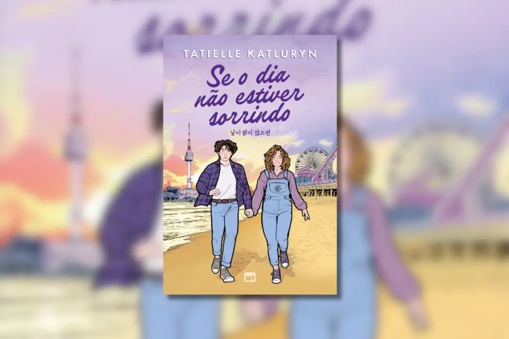 Capa de livro com título do livro escrito em roxo e nome do autor em branco e com a ilustração de um casal andando na praia