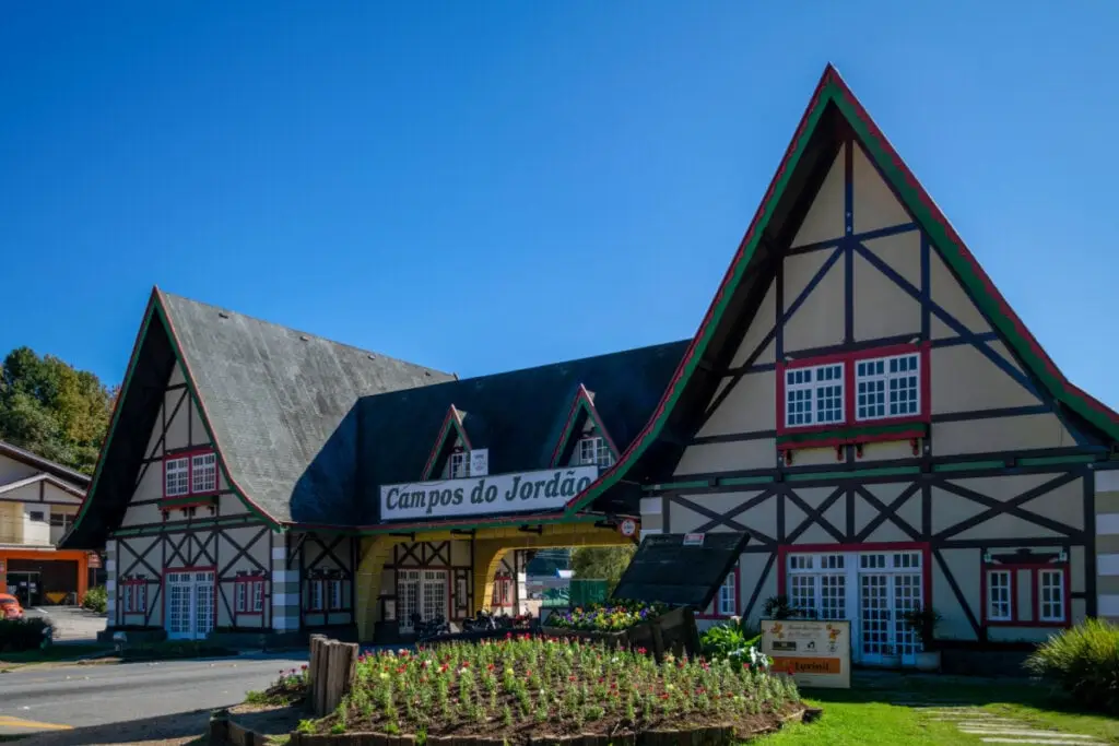 Fachada com arquitetura alpina marcando a entrada da cidade turística de Campos do Jordão, SP