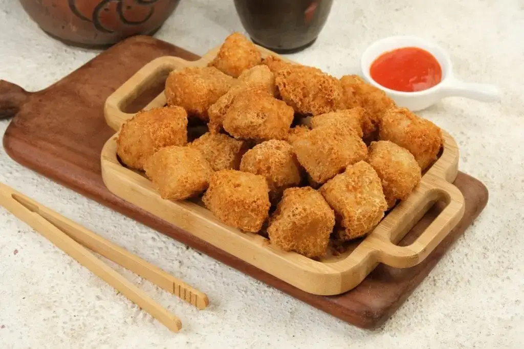 Travessa de madeira com queijo coalho crocante