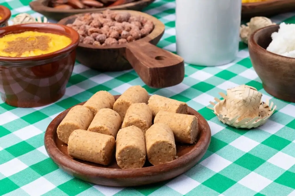 Recipientes marrom com paçoca, amendoim e curau