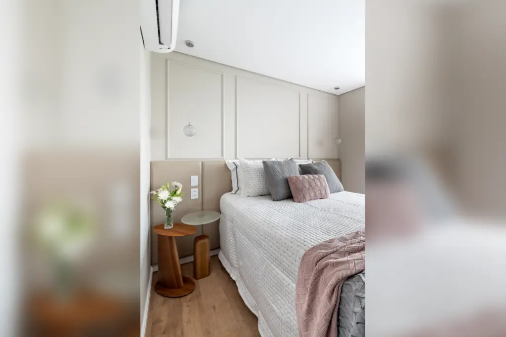 Dormitório com cama de casal com cabeceira estofada bege