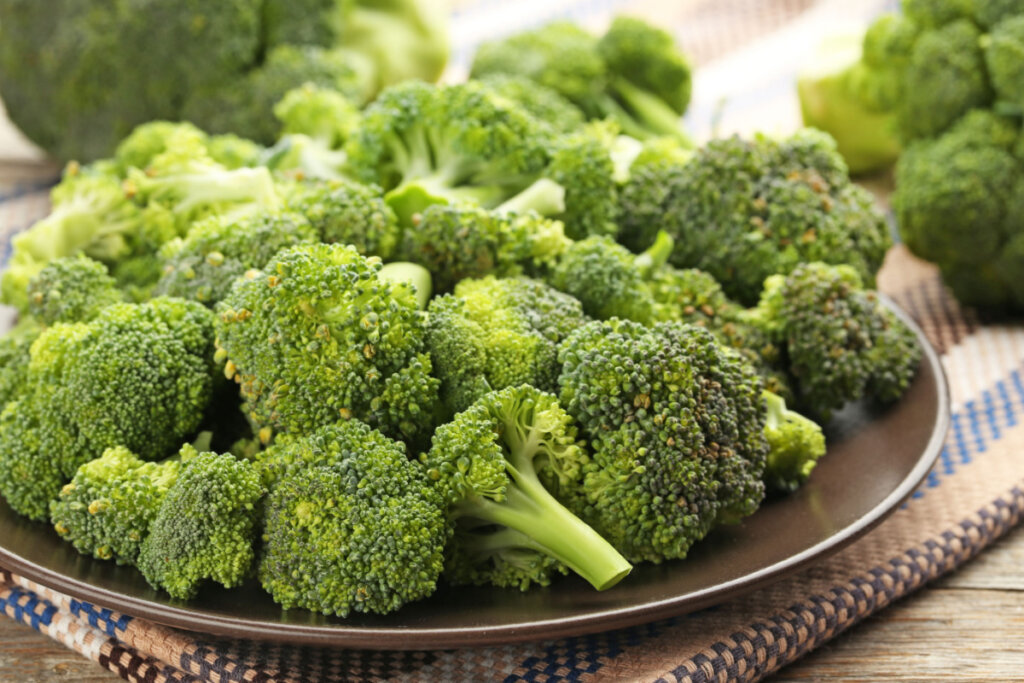 Brócolis em prato escuro