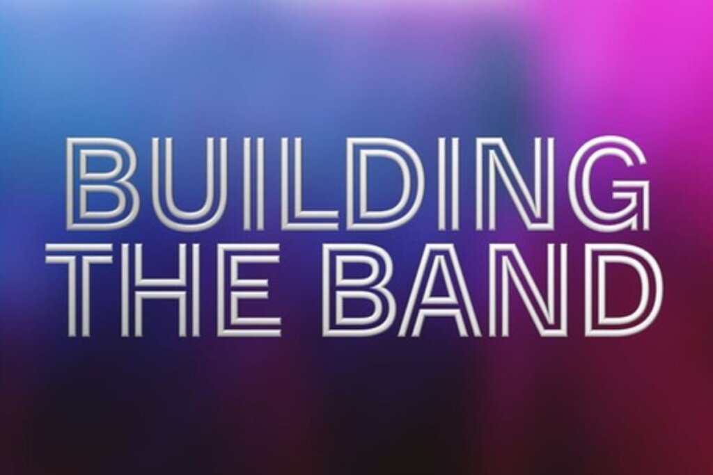 Capa do programa Montando a Banda com fundo desfocado na cor azul e rosa e o nome do programa na frente