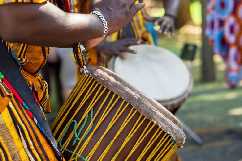 Mãos de uma pessoa tocando tambor africano