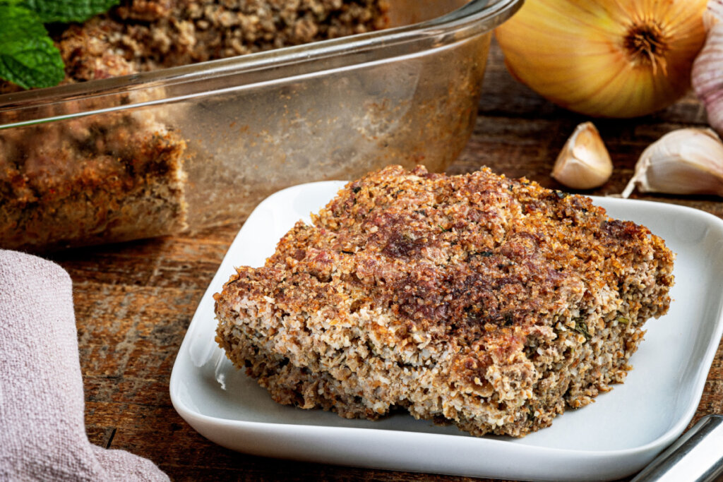 Kibe de forno em prato branco