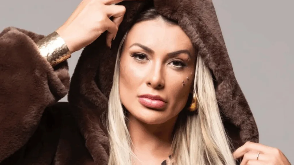 Andressa Urach posa para foto usando casaco marrom
