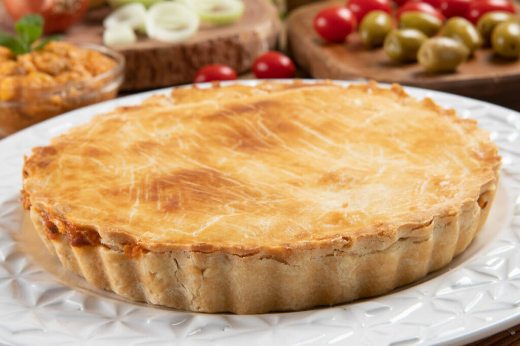Torta de talos e casca em cima de um recipiente branco 