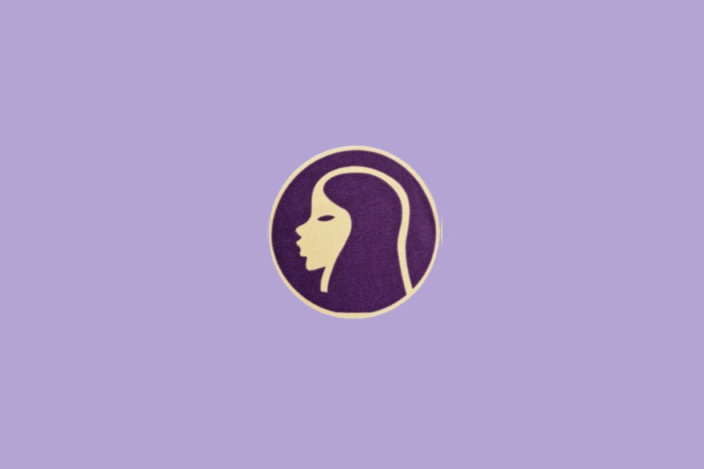 Ilustração minimalista do signo de Virgem, com o perfil de um rosto feminino em círculo roxo