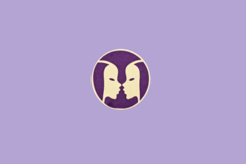 Ilustração minimalista do signo de Gêmeos, com duas faces simétricas em círculo roxo