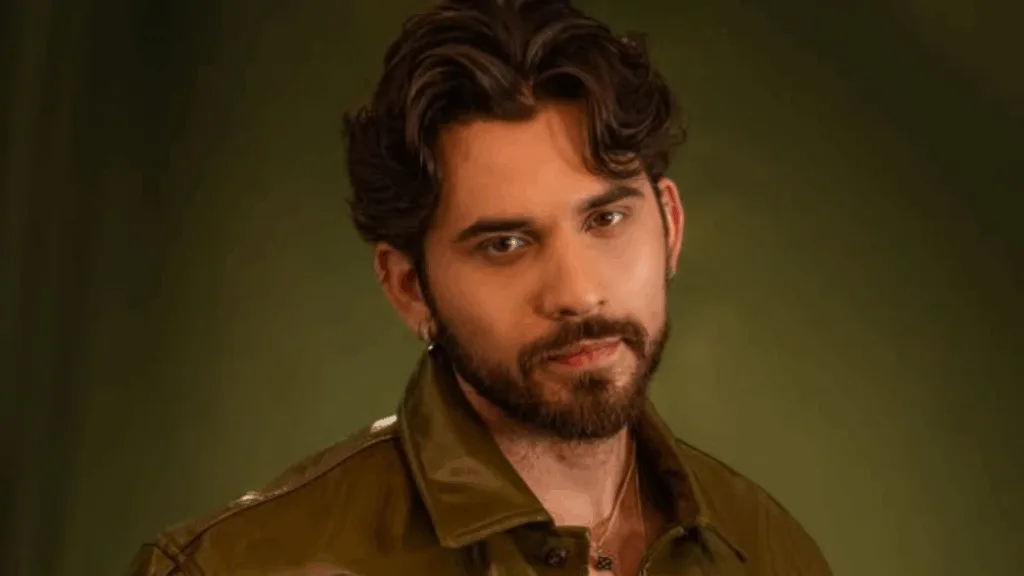 Gustavo Mioto em fundo verde