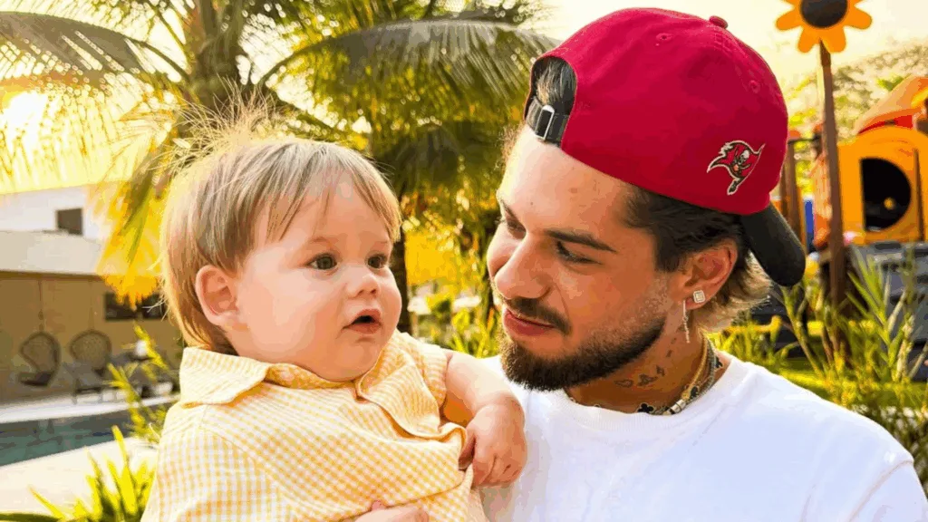 Zé Felipe segurando José Leonardo nos braços