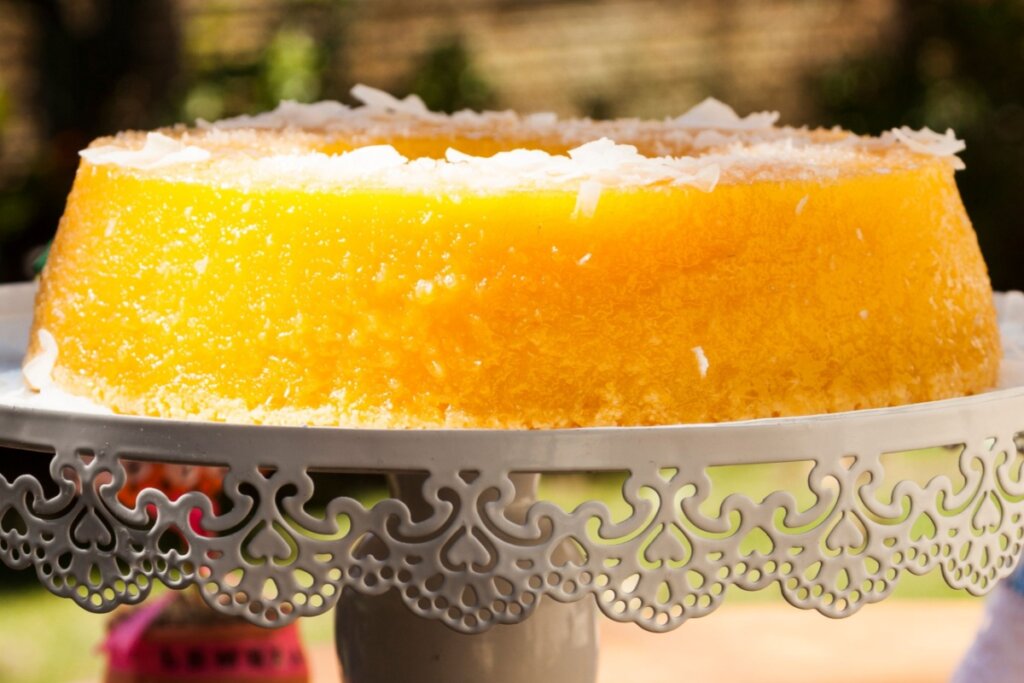 Quindim com coco em uma travessa branca 