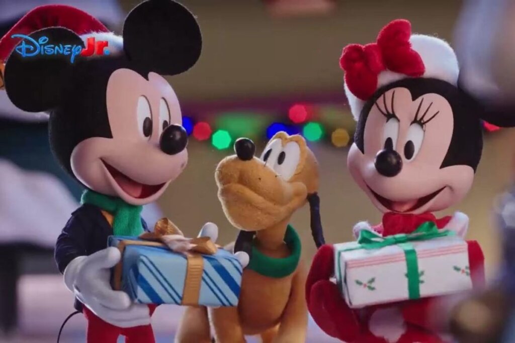 Ilustração do Mickey e Minnie segurando caixas de presentes e o Pluto no meio