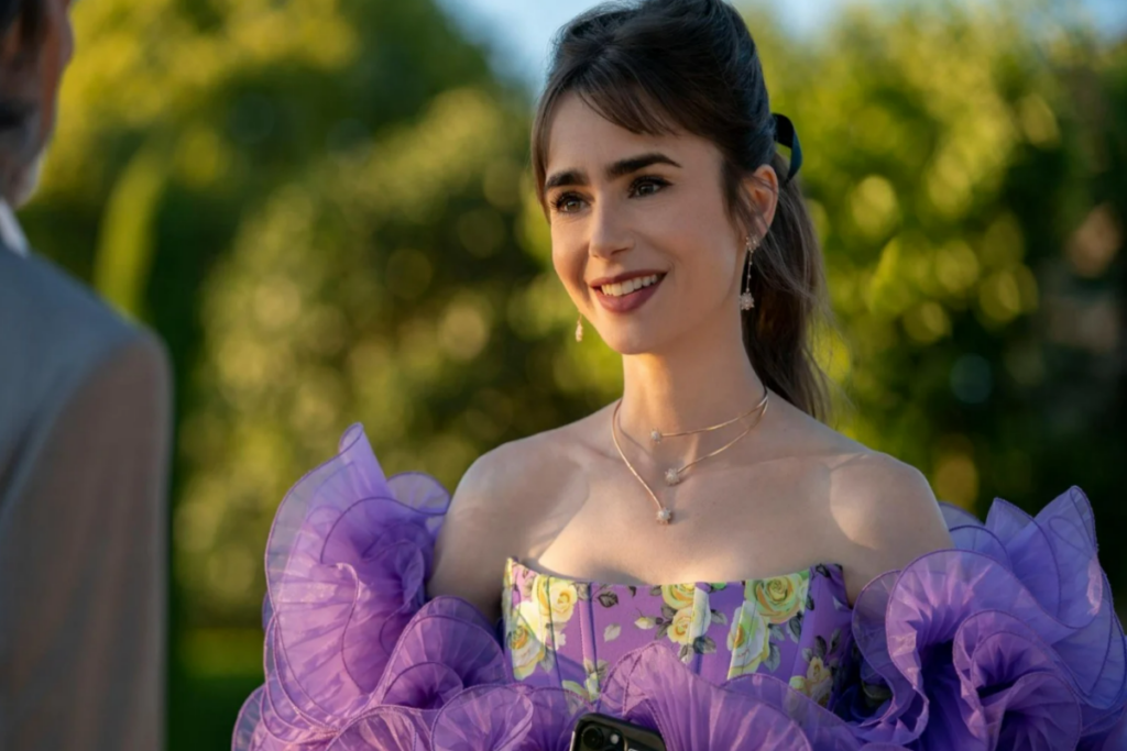 Mulher com um vestido roxo em ambiente aberto