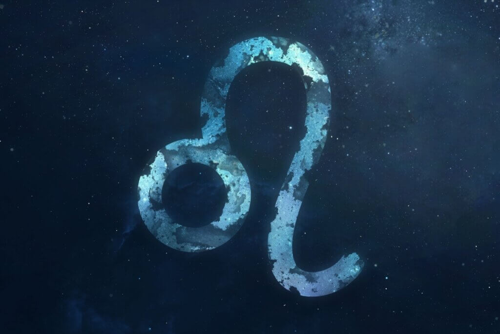 símbolo do signo de leão em um fundo azul marmorizado sobre fundo azul-escuro estrelado