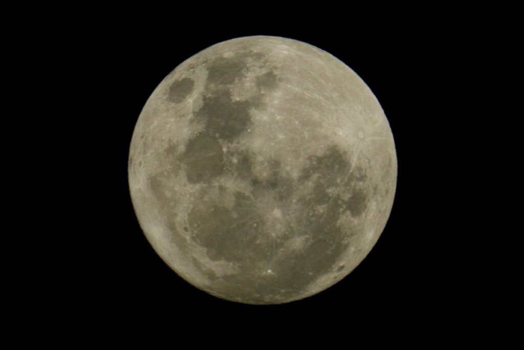 Imagem da superlua em fundo preto