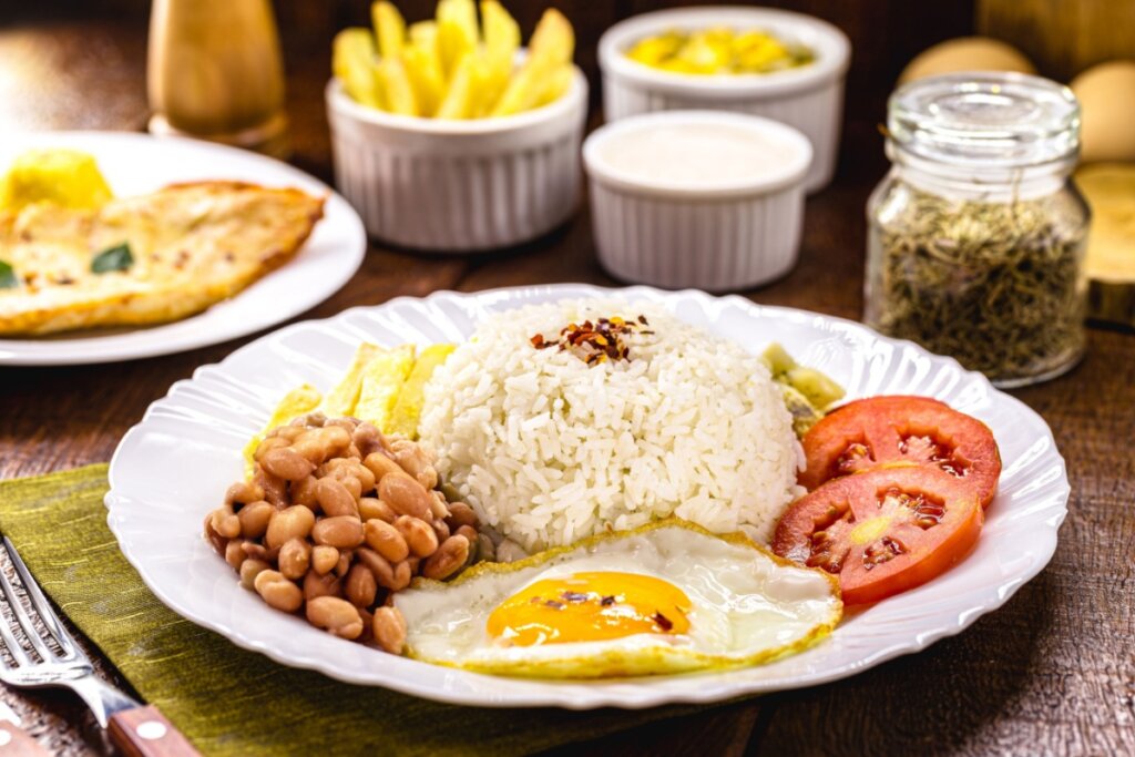 Prato de arroz com feijão típico do Brasil, comida saudável e leve, ovo frito com salada, almoço executivo brasileiro