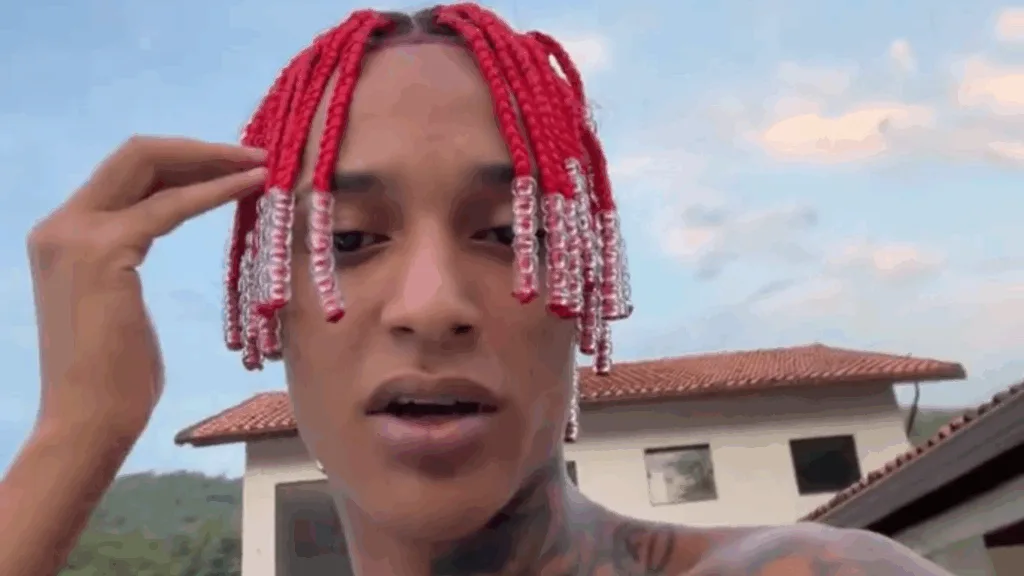 Oruam com tranças vermelhas no cabelo