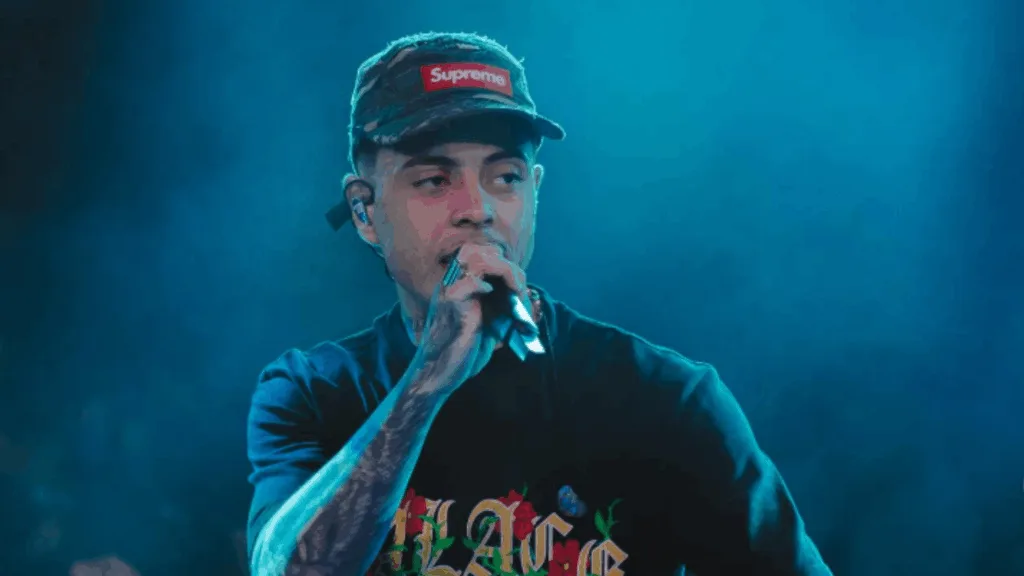 MC Tuto cantando em microfone