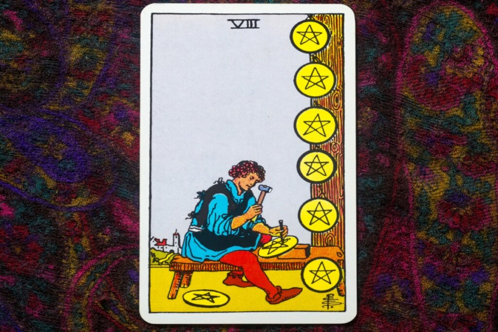 Carta de tarot 8 de Ouros ilustrando uma pessoa trabalhando com atenção e dedicação