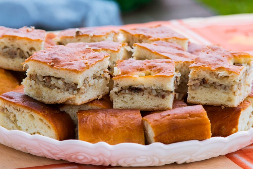 Prato branco com pedaços de torta de proteína de soja empilhados