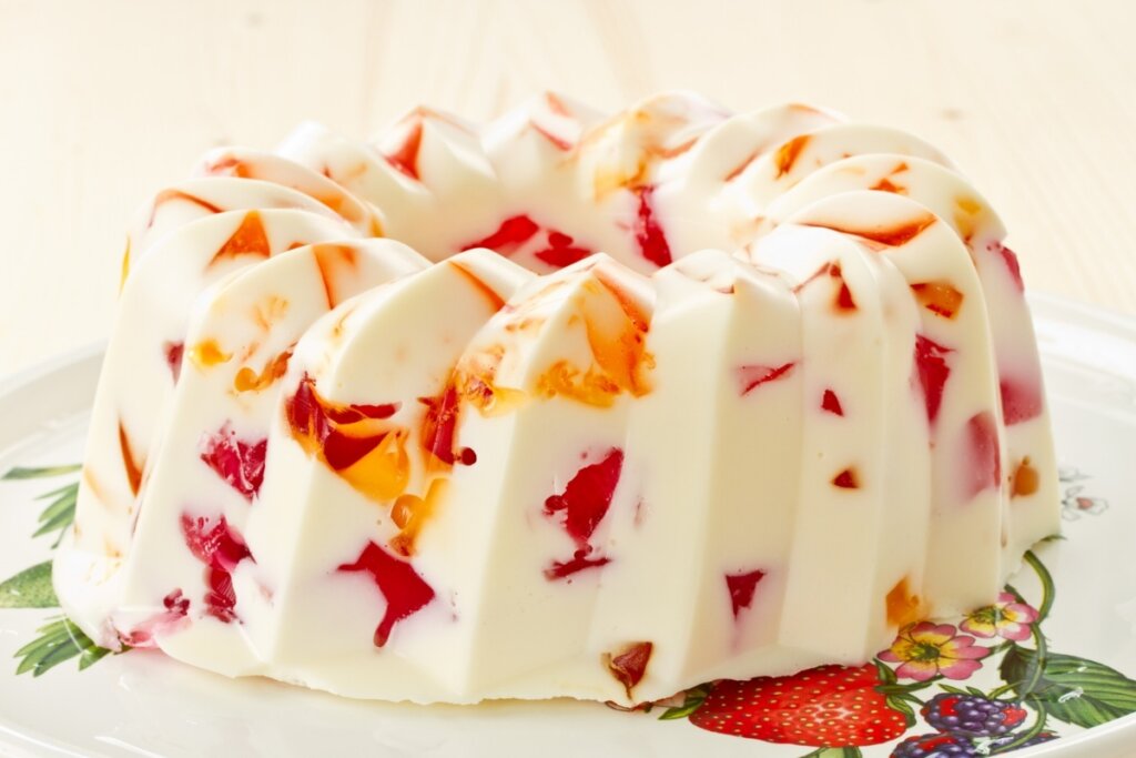 Gelatina branca com outras vermelha e laranja misturada