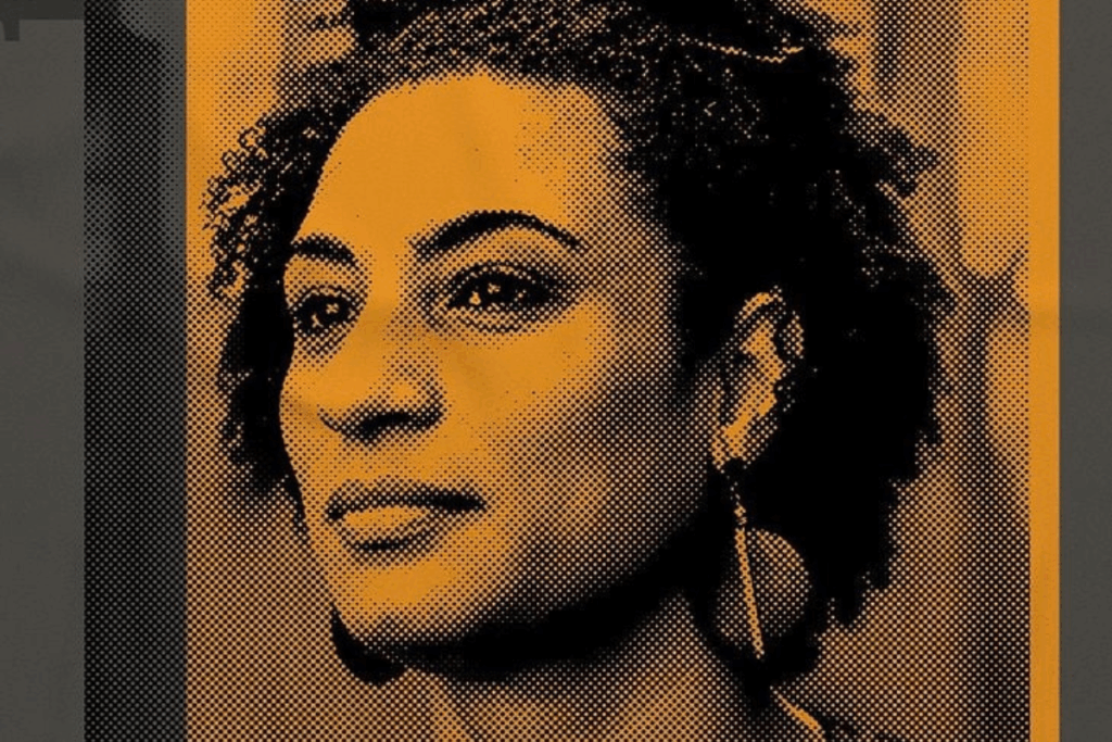 Cartaz do documentário original Globoplay sobre Marielle Franco. A imagem apresenta um retrato estilizado de Marielle em tons de preto e dourado, com um efeito de retícula (pontilhismo). Ela olha para o horizonte com um leve sorriso. O fundo contém texturas de jornais e textos sobre sua trajetória e o impacto de sua história.