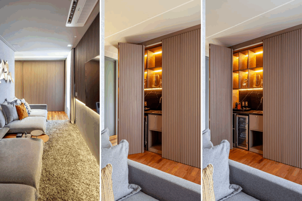 Sala de TV com bar embutido na marcenaria ripada, portas deslizantes abertas revelando adega e nichos iluminados