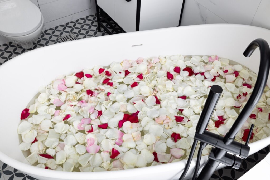 Banheira com rosas brancas e vermelhas