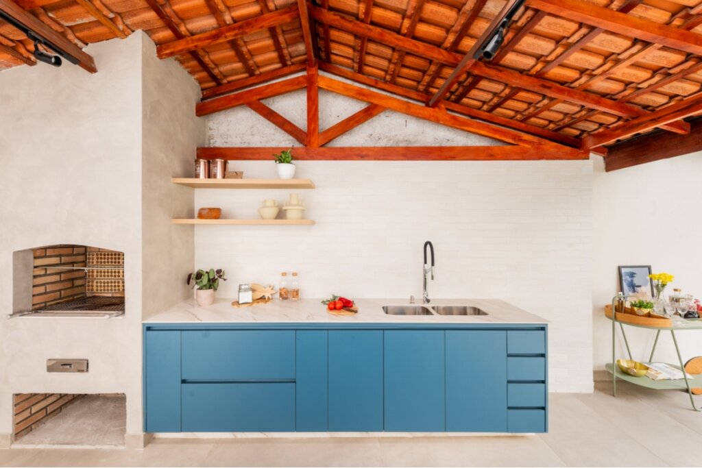 Área gourmet com telhado de barro e parede branca