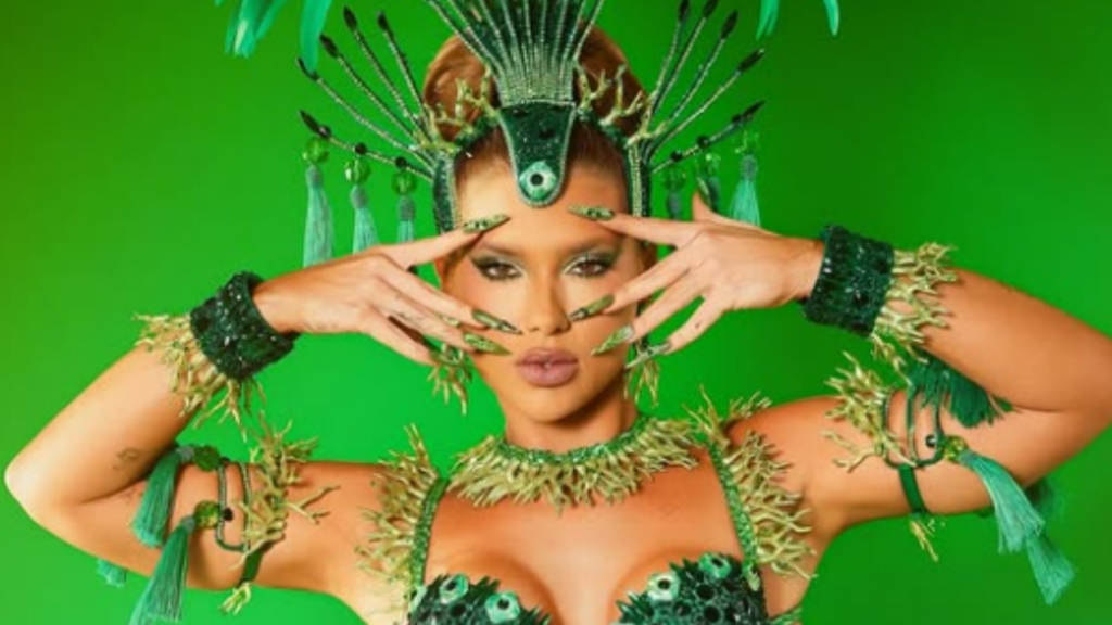 Virginia com traje de Carnaval verde em fundo verde