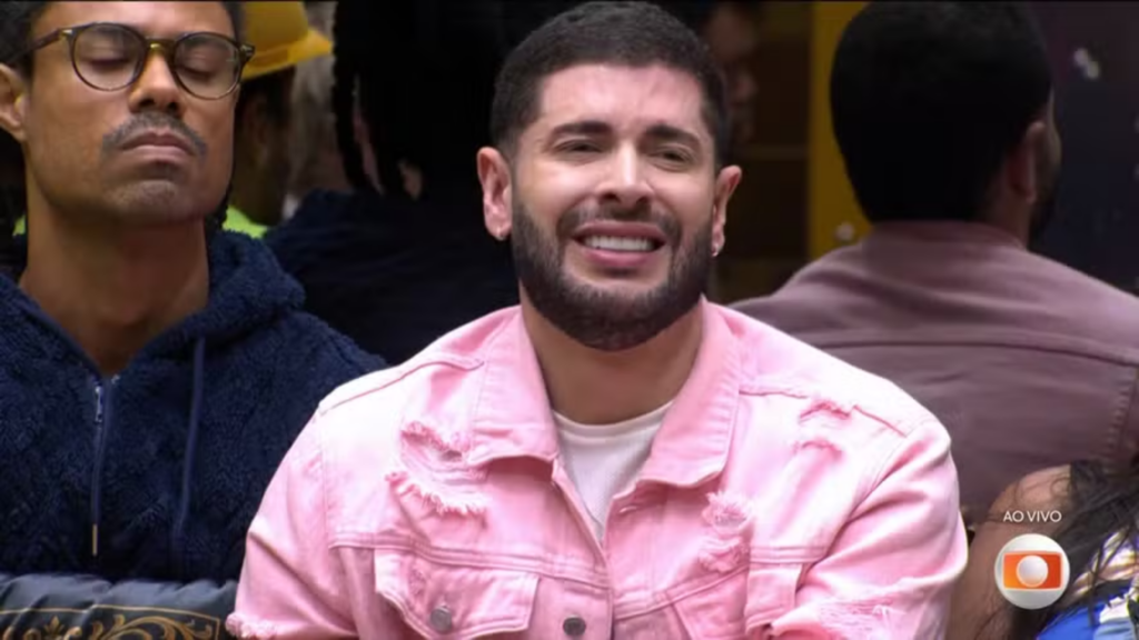 Marcelo usando jaqueta rosa