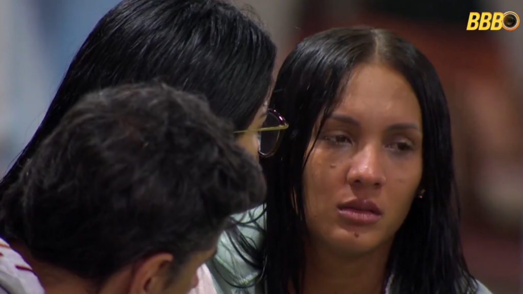 Maxiane chorando enquanto conversa com Marciele e Cowboy