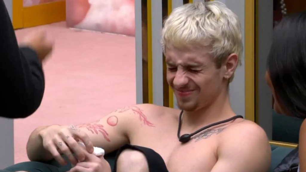 Juliano Floss com expressão de dor