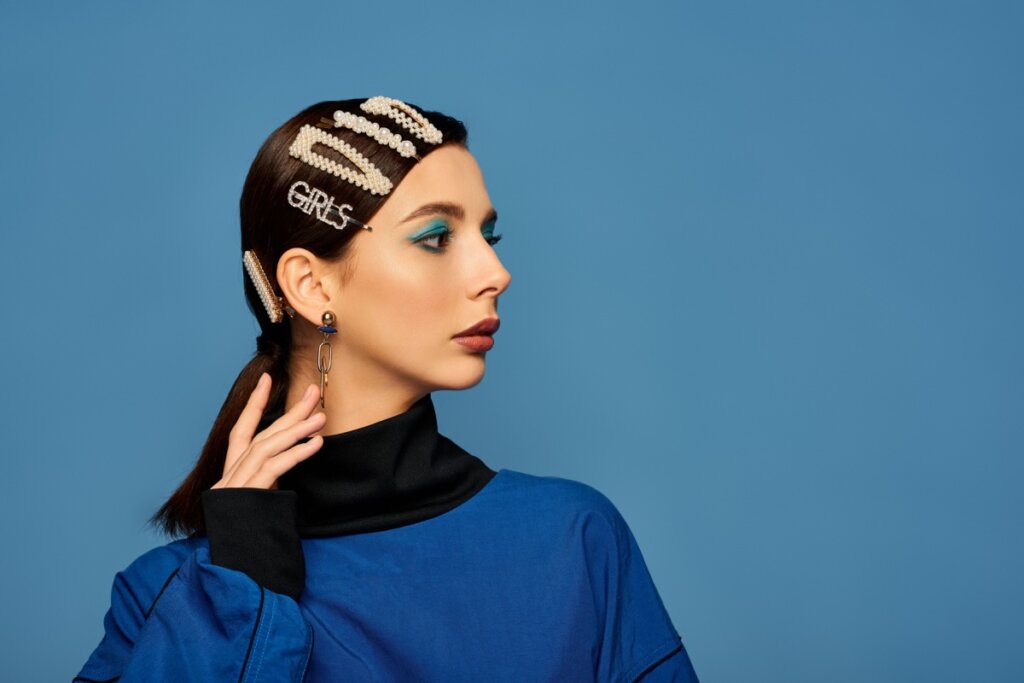 Jovem com diversos tipos de presilhas no cabelo