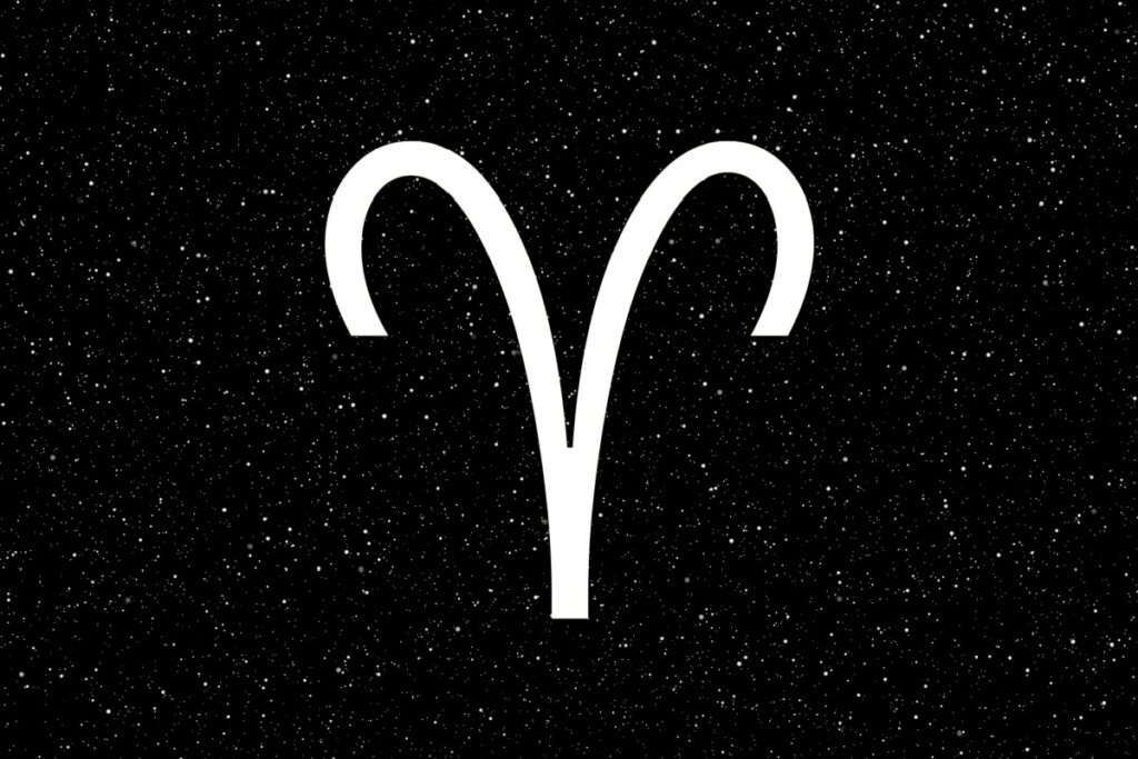Símbolo de Áries com textura de galáxia azul e efeito de vidro, lembrando os chifres de um carneiro, sobre um fundo de céu noturno azul-escuro profundo e estrelado.