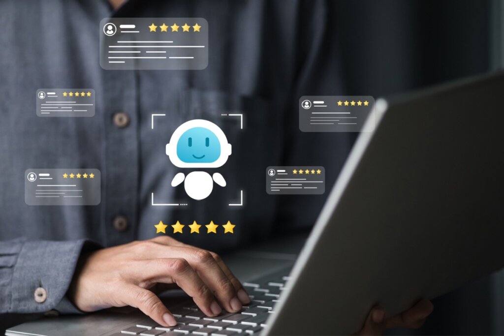 Uma pessoa utiliza um notebook em um ambiente de cores sóbrias. Sobreposta à imagem, há uma ilustração central de um pequeno robô azul e branco sorridente, envolvido por um frame de foco. Ao redor do robô, flutuam diversos balões de avaliação de clientes, exibindo ícones de perfil, linhas de texto simplificadas e classificações de cinco estrelas douradas. A imagem simboliza o uso de inteligência artificial e chatbots para proporcionar uma experiência de atendimento ao cliente positiva e eficiente.