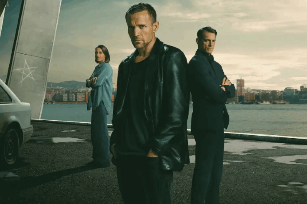 Imagem promocional da série "Os Casos de Harry Hole" apresentando três personagens principais em destaque contra um fundo de céu nublado e uma zona portuária ao fundo. No centro, um homem de jaqueta de couro preta olha fixamente para a câmera com expressão severa. À direita, outro homem de terno azul escuro e braços cruzados, e à esquerda, uma mulher com uma camisa azul clara, também de braços cruzados.