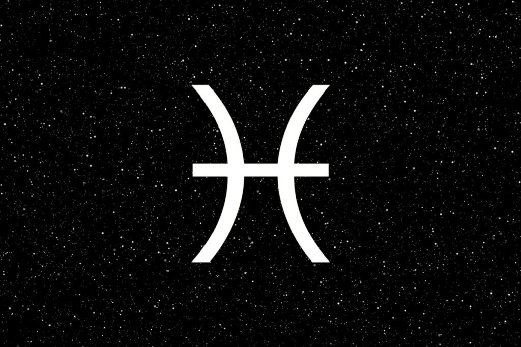 Símbolo de Peixes com textura de galáxia azul e efeito de vidro, formado por duas linhas curvas conectadas, sobre um fundo de céu noturno azul-escuro profundo e estrelado.