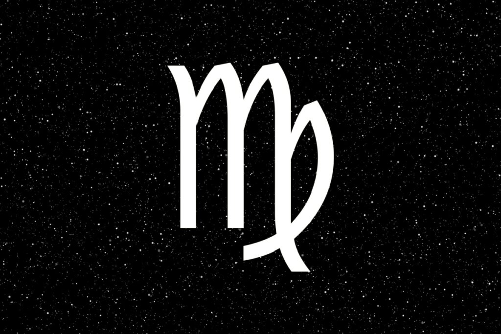 Símbolo de Virgem com textura de galáxia azul e efeito de vidro, lembrando a letra "M" com um acabamento curvado, sobre um fundo de céu noturno azul-escuro profundo e estrelado.