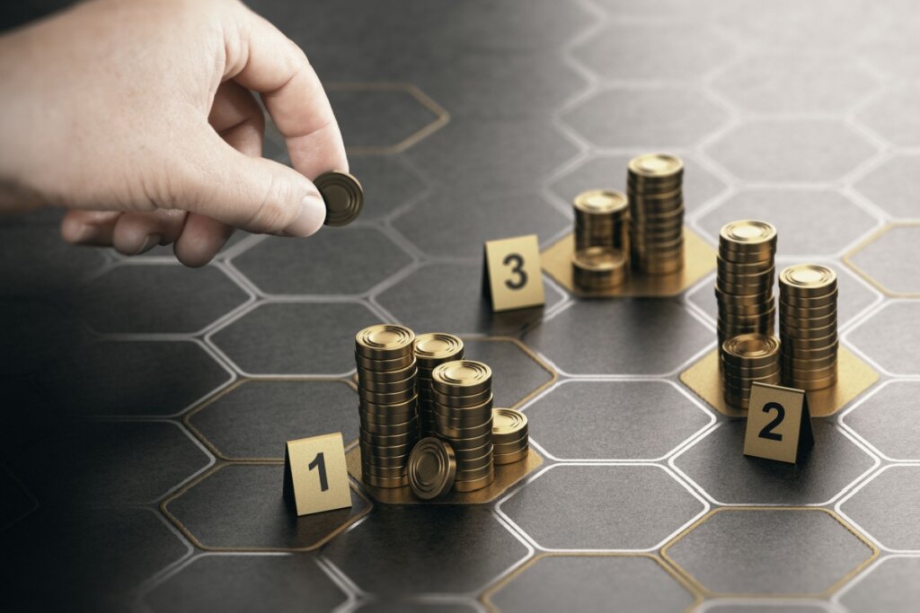 Moedas empilhadas em diferentes pontos de uma estrutura de favo