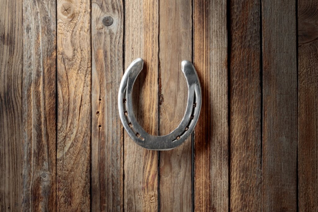 ferradura de metal em parede de madeira