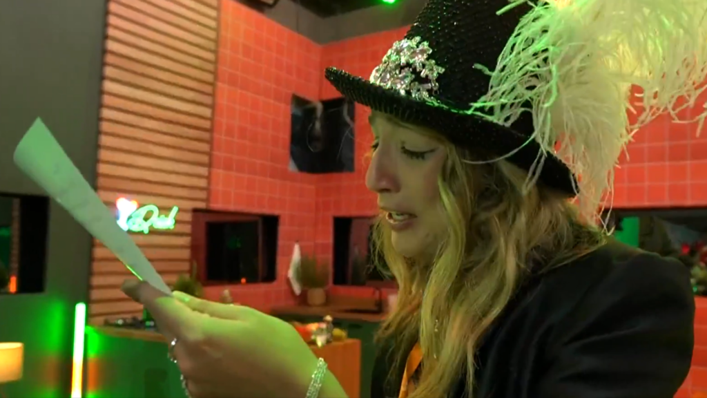 Samira emocionada lendo carta