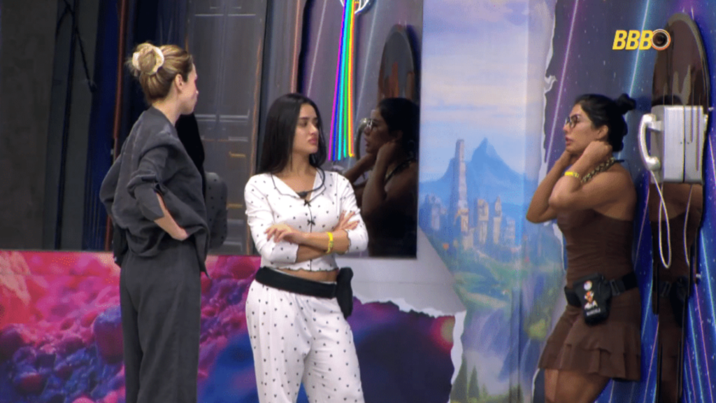 Ana Paula conversando com Jordana e Marciele