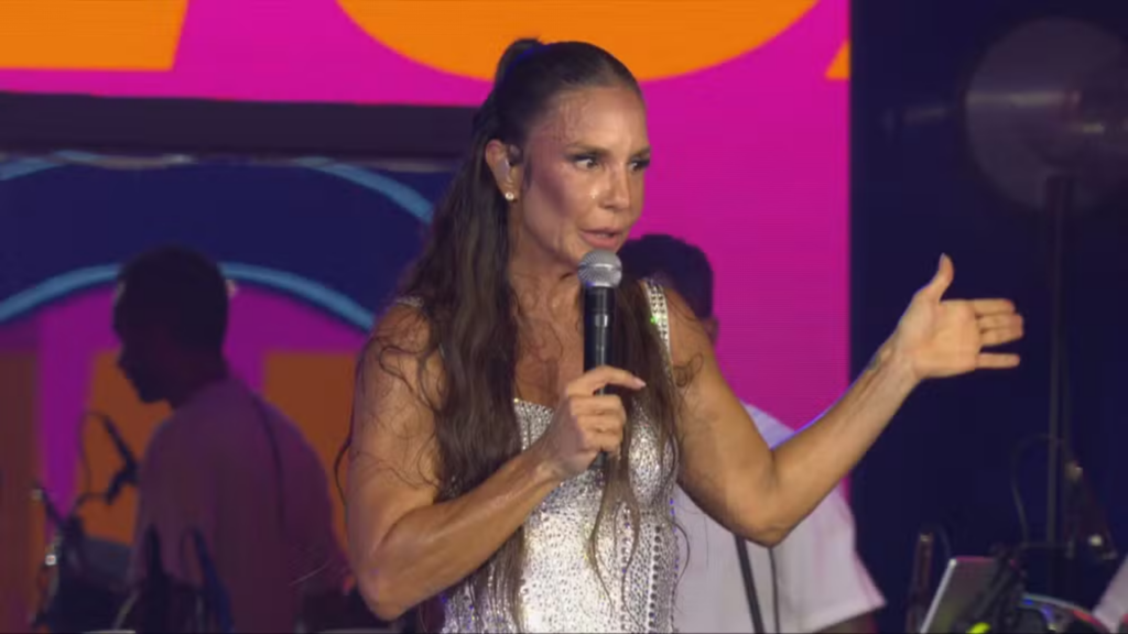Ivete Sangalo falando ao microfone