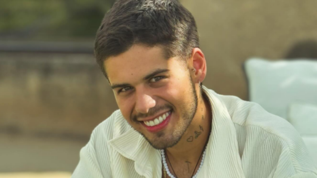 Zé Felipe sorrindo