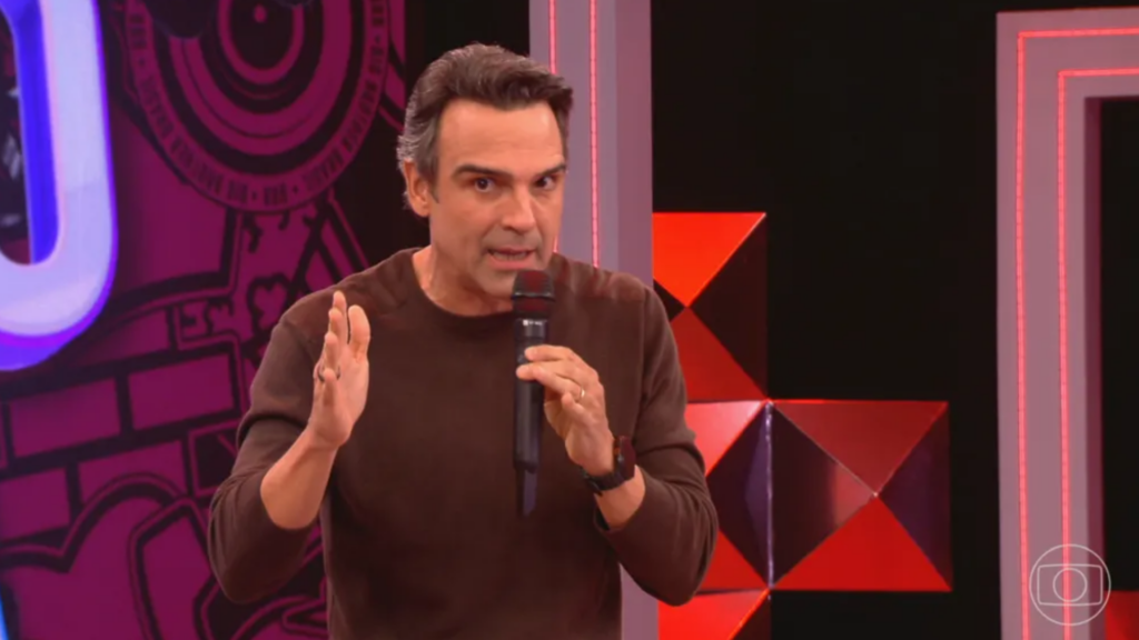 Tadeu Schmidt falando no microfone